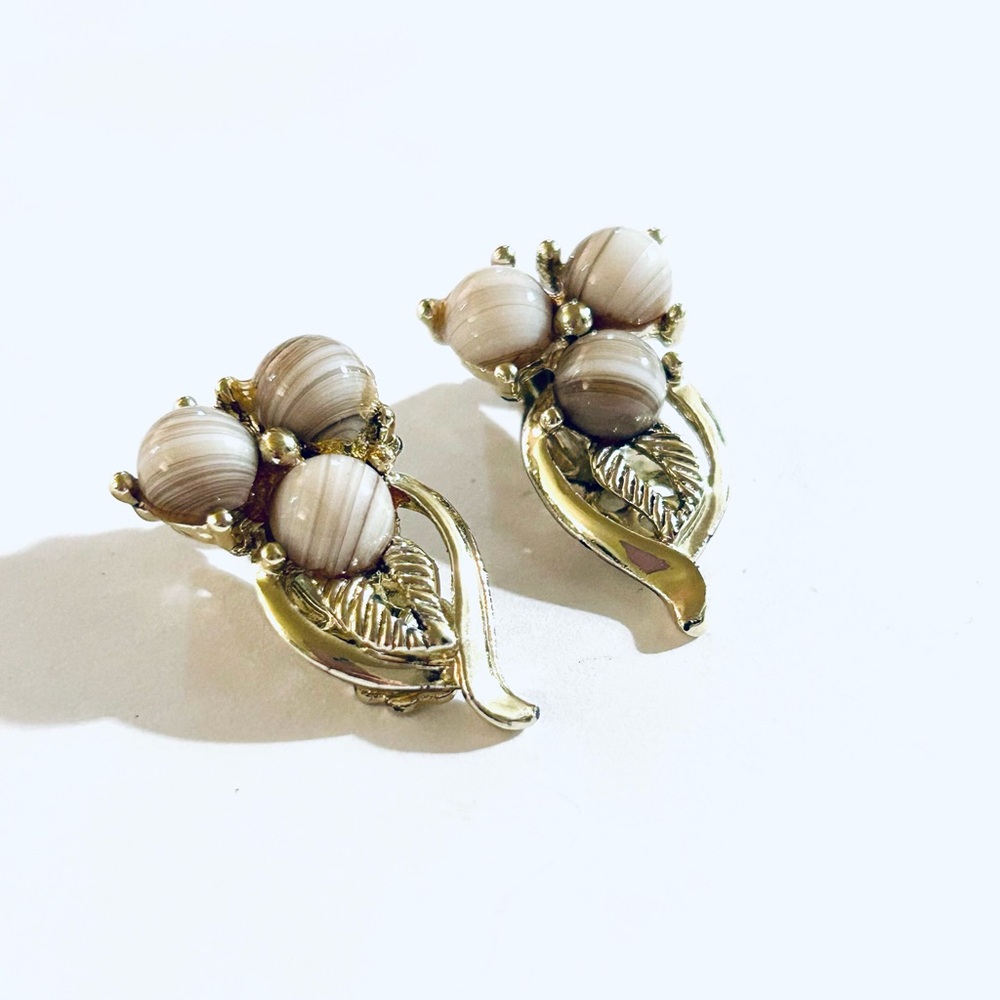 Vintage Gold-tone Leaf Cluster Beige Bead Clip-On Earrings, Vintage Jewelry